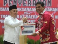 Pjs Bupati Kotawaringin Timur sekaligus Kepala Dinas PUPR Kalteng, H. Shalahuddin, ST, MT, (kanan) berjabat tangan dengan Gubernur Kalteng, H. Sugianto Sabran, SIP usai membuka rakor peningkatan status jalan kabupaten menjadi jalan provinsi di Sampit