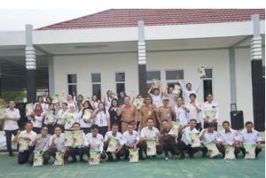 Diskominfosantik Kalteng Serahkan Tali Asih kepada PPNPN Jelang Natal dan Tahun Baru