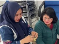 Peserta pelatihan membuat kerajinan dari rotan