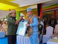 Ketua DPD AWPI Hadriansyah Menyerahkan Piagam Penghargaan kepada Gubernur Kalteng