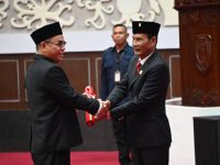 Amonius Tuyum, resmi menerima surat keputusan saat dilantik sebagai anggota PAW DPRD Kalteng
