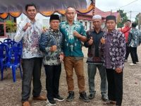 Ketua DPRD Murung Raya, H. Rumiadi, berinteraksi dengan warga saat menghadiri kegiatan masyarakat