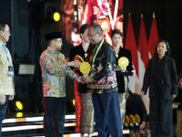 Kepala Dinas Kesehatan Kalteng Suyuti Syamsul menunjukkan trofi UHC Award 2026 kategori Madya yang diraih Pemerintah Provinsi Kalimantan Tengah