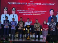 Wali Kota Palangkaraya Fairid Nafarin berdiri di podium sambil menyapa peserta perayaan Natal keluarga besar Pemkot Palangkaraya, suasana ibadah khidmat terlihat di aula