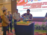 Wakil Gubernur Kalimantan Tengah Memotong Tumpeng pada Peringatan HUT Satpam ke-45 di Palangka Raya