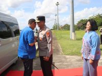 Kapolda Kalteng Irjen Pol Iwan Kurniawan menyalami Wakapolda baru Brigjen Pol Yosi Muhamartha di Bandara Tjilik Riwut