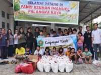 Mahasiswa STIH Tambun Bungai menyerahkan bantuan kepada anak-anak Panti Asuhan Imanuel di Palangka Raya
