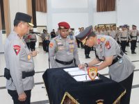 Upacara Sertijab Wakapolda Kalteng dari Irjen Pol Rakhmad Setyadi kepada Brigjen Pol Yosi Muhamartha di Palangka Raya
