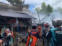 Petugas pemadam kebakaran menjinakkan api di Jalan Christophel Mihing Palangka Raya