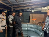 Personel SPKT Polresta Palangka Raya saat mendatangi lokasi laporan warga terkait pria yang masuk pekarangan tanpa izin di Jalan Bukit Palangka