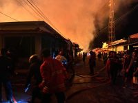 Relawan pemadam kebakaran swasta Kota Palangka Raya tiba di Komplek Pasar Kasongan, Kabupaten Katingan