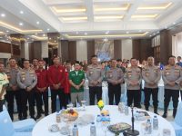 Suasana akrab Kapolda Kalteng saat berdiskusi bersama perwakilan OKP di Lobi Mapolda Kalimantan Tengah