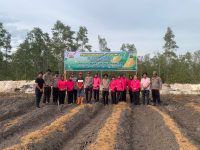 Kapolsek Rakumpit Iptu Didik Suhardianto bersama anggota Bhayangkari dan petani menanam benih jagung di lahan Kelompok Tani Elea Farm
