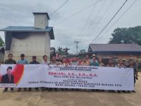 Ketua DPRD Murung Raya Rumiadi disambut warga Desa Batu Tuhup dalam agenda reses perseorangan