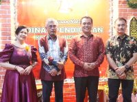 Wakil Walikota Palangka Raya Achmad Zaini dan Plt. Kepala Dinas Pendidikan Kota Palangka Raya, Jayani foto bersama jajaran disdik dalam perayaan Natal