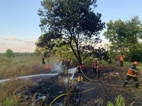 Kebakaran ban bekas di belakang Rusun Sabhara Polda Kalteng mengeluarkan asap hitam pekat