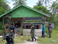Babinsa Kodim 1016 Palangka Raya bersama warga rehab rumah di Sei Gohong