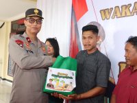 Wakapolda Kalteng Brigjen Pol Yosi Muhamartha menyerahkan bansos kepada petani Gunung Mas