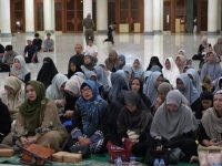 Wakil Ketua I DPRD Murung Raya Dina Maulidah saat mengikuti rangkaian peringatan Isra Mi’raj Nabi Muhammad SAW 1447 H di Puruk Cahu