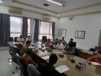 Ketua Komisi IV DPRD Kalteng Lohing Simon menyampaikan pernyataan terkait percepatan perbaikan jalan