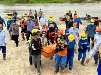Tim SAR mengevakuasi pemancing yang ditemukan di Sungai Rungan Gunung Mas