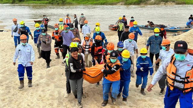 Tim SAR mengevakuasi pemancing yang ditemukan di Sungai Rungan Gunung Mas