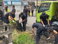 Aksi bersih sampah di Pasar Besar Palangka Raya dilakukan personel Polri, TNI, Dinas Kebersihan, serta masyarakat sekitar