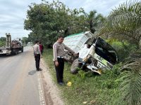 Kondisi Benturan keras merusak bagian depan sepeda motor dan dump truk di Jalan Mahir Mahar Trans Palangka Raya–Pulang Pisau, Kalampangan