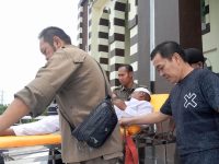 Petugas mengevakuasi ODGJ dari masjid di Palangka Raya