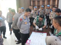 Kapolda Kalteng dan pejabat utama mengikuti tes urine di Mapolda