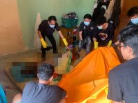 Tim Inafis Polresta Palangka Raya dan relawan mengevakuasi jenazah pria di barak Jalan Manduhara