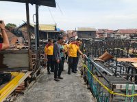 Kapolda Kalteng memimpin bakti sosial dan kerja bakti di lokasi kebakaran Jalan Mendawai, Palangka Raya