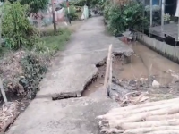 Jalan Bahaur Tengah rusak akibat ablasi Sungai Kahayan