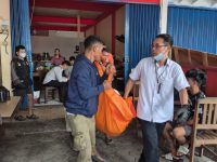 Petugas mengevakuasi jenazah karyawan rumah makan di Jalan Rajawali Palangka Raya