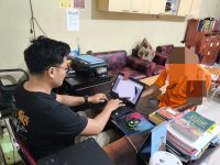 Penyidik memeriksa tersangka penipuan Elpiji 3kg di Mapolsek Pahandut Palangka Raya