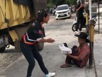 Relawan ERP Palangka Raya membagikan takjil kepada masyarakat di sudut kota