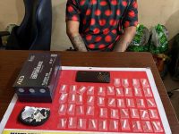 Polisi menunjukkan barang bukti 44 paket sabu hasil pengungkapan kasus narkotika di Palangka Raya