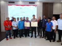 Kapolda Kalteng menandatangani MoU dengan serikat buruh terkait mediasi sengketa ketenagakerjaan di Palangka Raya