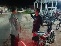 Polsek Rakumpit menegur pengendara motor yang menggunakan knalpot brong saat patroli malam