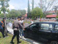 Petugas polisi melakukan olah TKP kasus pencurian pecah kaca mobil di Palangka Raya
