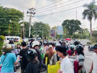 Pemuda KPPM Dusmala membagikan takjil Ramadan kepada pengguna jalan di Palangka Raya