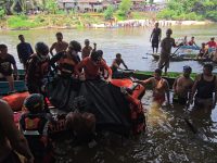 Tim SAR Gabungan mengevakuasi korban pemancing tenggelam di Sungai Desa Bayat Lamandau