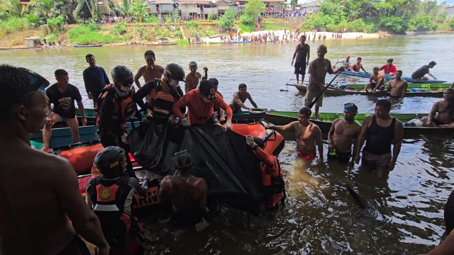 Tim SAR Gabungan mengevakuasi korban pemancing tenggelam di Sungai Desa Bayat Lamandau
