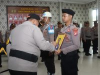 Kapolresta Palangka Raya memimpin upacara PTDH satu personel karena pelanggaran kode etik Polri