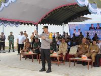 Kapolda Kalteng bersama Gubernur dan Pangdam menyalurkan bantuan sembako di Seruyan