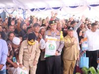 Forkopimda Kalteng menyalurkan bantuan Presiden dan KHBS kepada warga Kotawaringin Timur