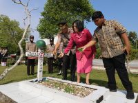 Kapolda Kalteng memimpin ziarah di TMP Sanaman Lampang