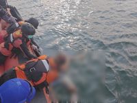 Evakuasi korban ABK KM Triton 28 oleh tim SAR gabungan di perairan Seruyan