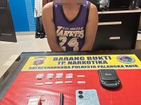 Petugas menunjukkan barang bukti sabu di dari tangan AH