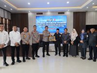 Kapolda Kalteng menerima penghargaan dari Bawaslu RI di Mapolda Palangka Raya